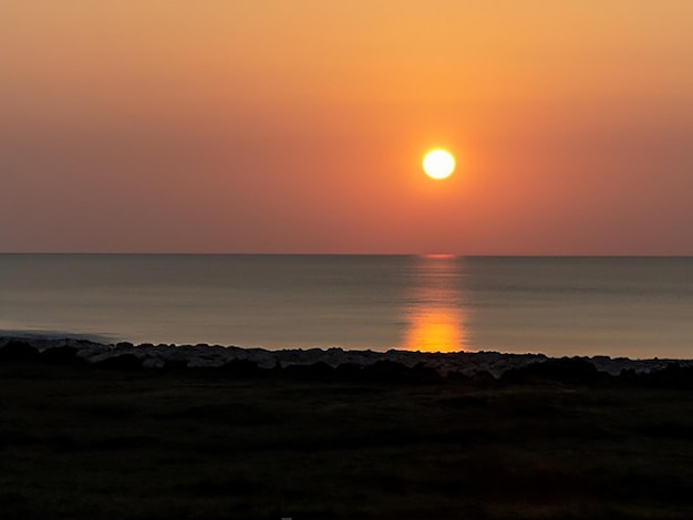 Capture el momento en que el sol se esconde tras el horizonte proyectando largas sombras