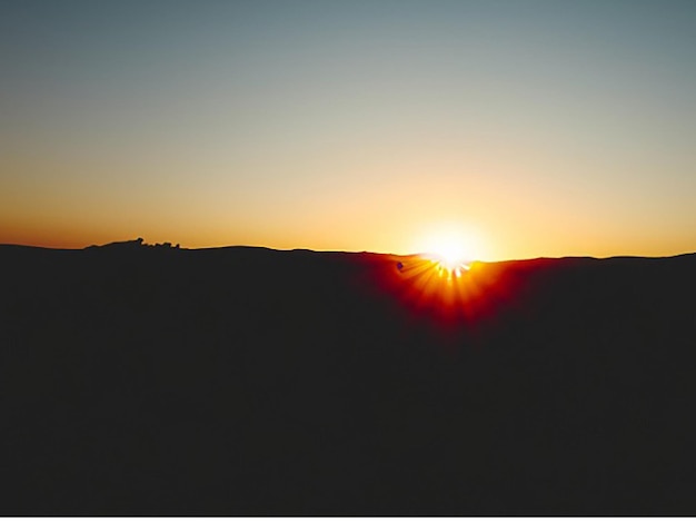 Capture el momento en que el sol se esconde tras el horizonte proyectando largas sombras