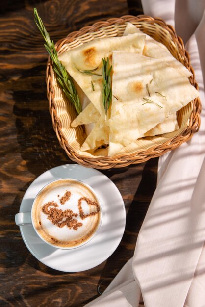 capuchino aislado con cobertura decorada en una taza blanca sobre un espacio de copia de fondo rojo