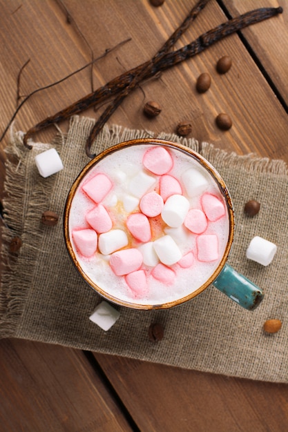 Capuchino caliente con malvaviscos en una taza