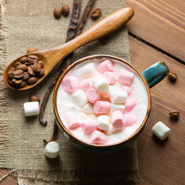 Capuchino caliente con malvaviscos en una taza