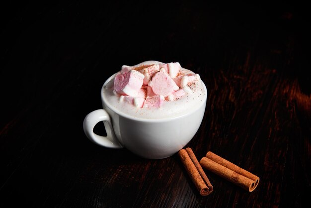 Capuchino de chocolate con malvaviscos y canela