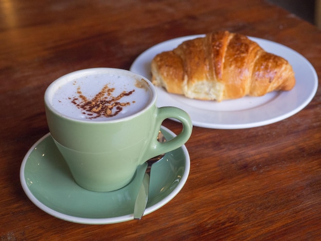 Capuchino y croissant