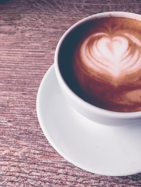 Capuchino para el desayuno en la cafetería taza de café en la mesa en el café parisino