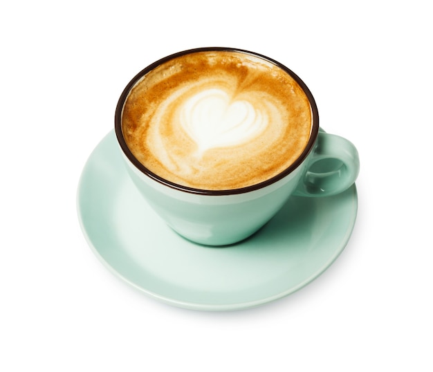 Capuchino con espuma espumosa en forma de corazón, primer plano de la taza de café azul aislado. Café y bar, concepto de arte barista.