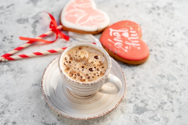 capuchino y galletas en forma de corazón para el día de san valentín