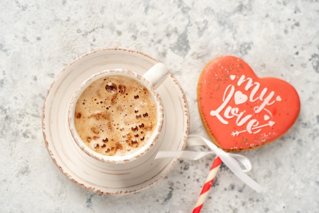 capuchino y galletas en forma de corazón para el día de san valentín