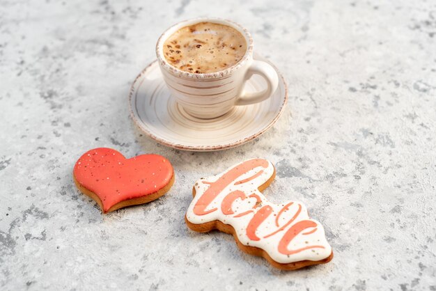 capuchino y galletas en forma de corazón para el día de san valentín