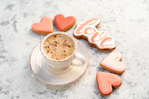 capuchino y galletas en forma de corazón para el día de san valentín