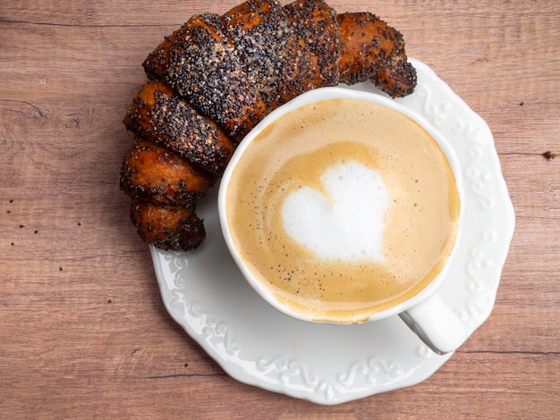 Capuchino italiano con cornetti fresco Copiar espacio