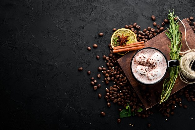 Capuchino con leche y nueces y malvavisco Sobre un fondo de piedra negra Vista superior Espacio de copia libre