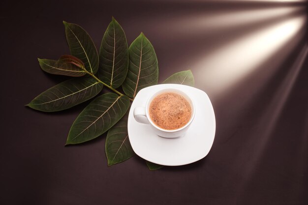 Capuchino o café con leche con espuma espumosa taza de café con leche