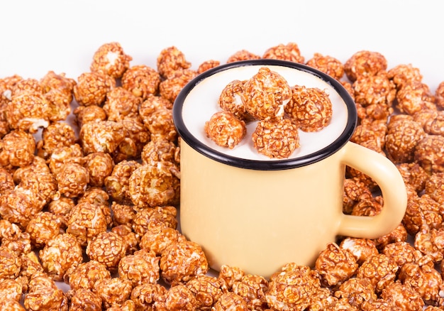 Capuchino con palomitas de maíz. Palomitas de caramelo y taza de café