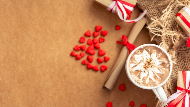 Capuchino recién hecho para San Valentín con regalos.