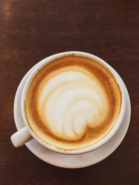 Capuchino en un restaurante en un descanso para tomar café