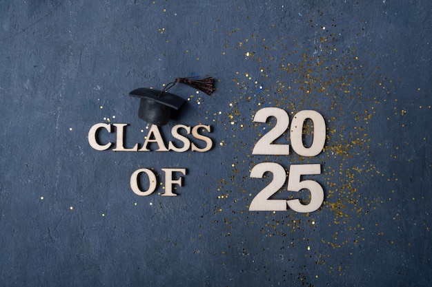 Capuchón de graduación en número de madera 2025 en fondo oscuro Concepto de clase de 2025