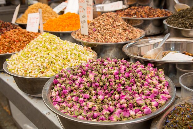 Capullos de rosa de té en un mercado