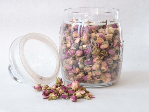 Capullos de rosa de té seco en un frasco de vidrio Concepto de negocio de té