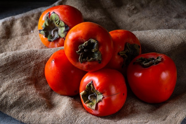 Caqui maduro em fundo de madeira ameixa ou fruta sharon kaki fruta caqui Comida local