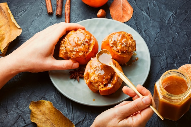 Caqui relleno de avena con salsa de caramelo, caqui al horno, postre de frutas de otoño