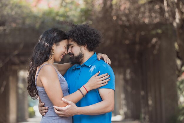 Cara a cara jovem casal mexicano conceito de amor real