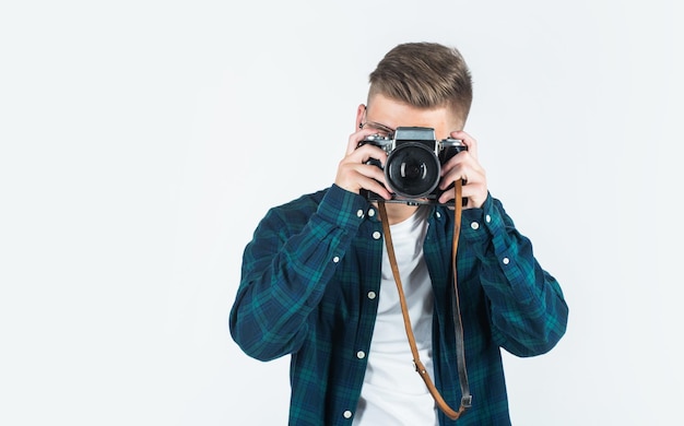 Cara adolescente com câmera fotográfica retrô jovem fotógrafo talentoso faculdade de estudante de jornalismo tecnologia de câmera vintage fotografar com câmera profissional fotografar é seu hobby