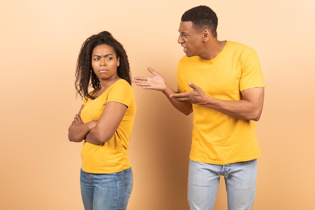 Cara afro-americano furioso gritando com sua namorada inocente homem negro zangado suspeitando que sua esposa está traindo