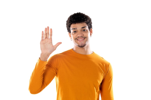 Cara afro bonito com a mão direita no coração isolado