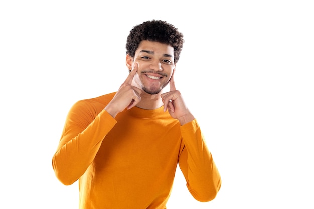 Cara afro sorridente com suéter laranja isolado