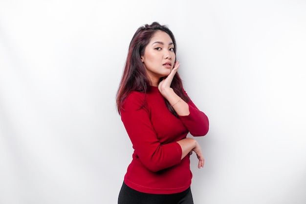 Una cara alegre de belleza de una joven modelo asiática con top rojo Maquillaje cuidado de la piel belleza tratamiento facial spa concepto de salud femenina