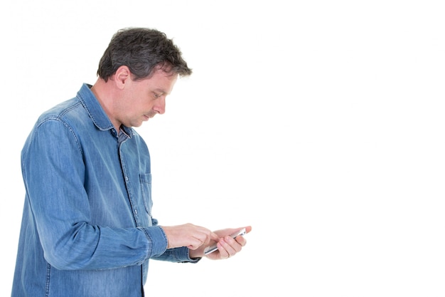 Cara alegre bonito feliz digitando a mensagem de texto no homem isolado smartphone usando o telefone sobre fundo branco