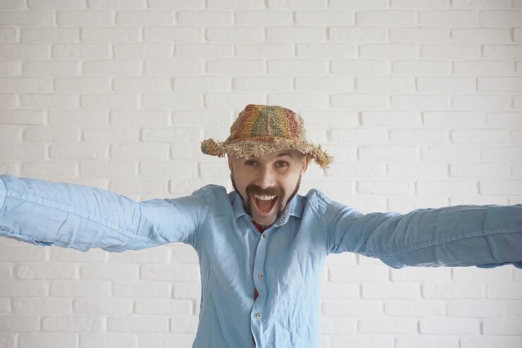 Foto cara alegre com bigode em um chapéu de palha