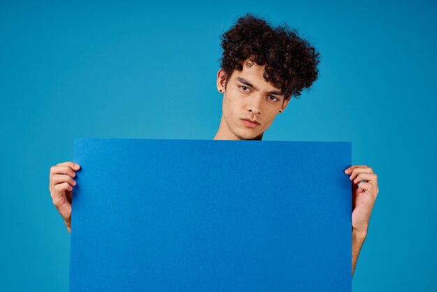 Cara alegre com maquete azul de cabelo encaracolado Poster Studio