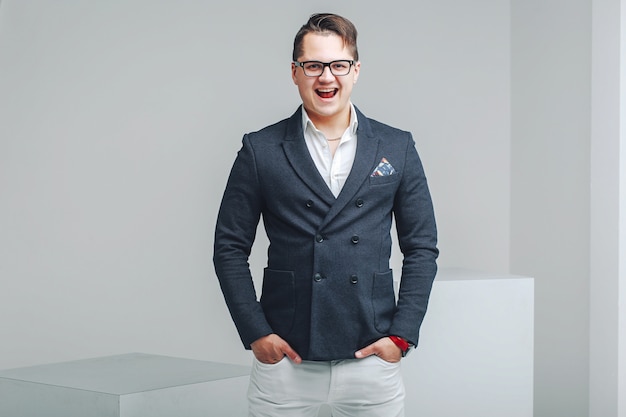 Cara alegre hipster com corte de cabelo à moda vestido com roupa formal