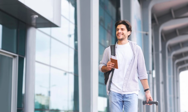 Cara alegre indo para registro de voo aproveitando viagens futuras