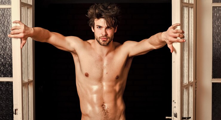 Foto cara amante atraente posando sedutora amante sedutora cheia de desejo amante confiante de homem perto da porta cabelo despenteado macho atraente sexy saindo pela porta do quarto conceito de amante de solteiro sexy