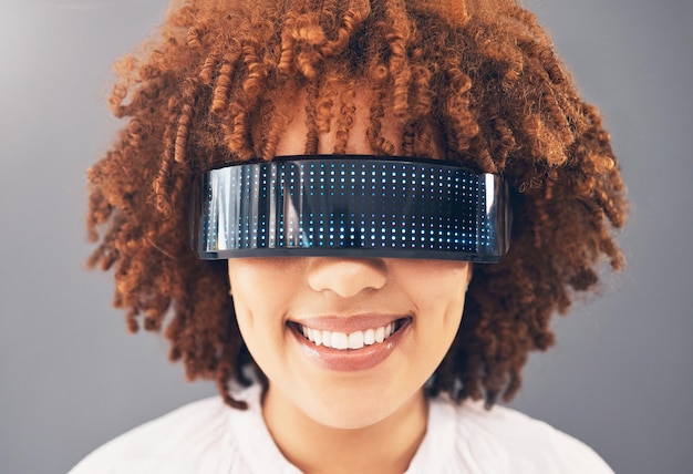 Cara de anteojos futuristas y mujer negra aislada sobre fondo gris metaverso cyberpunk y realidad virtual Tecnología de visión VR futuro ai y alta tecnología digital del modelo gen z o persona en la cabeza