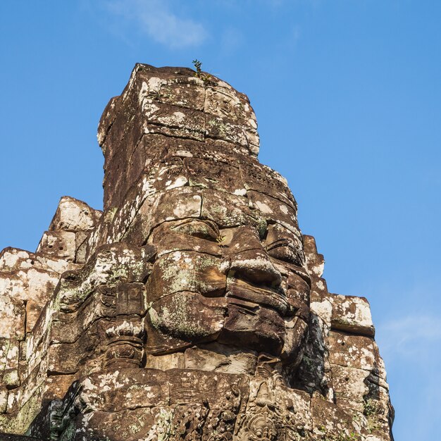 Cara antigua del castillo de Bayon en el cielo azul.