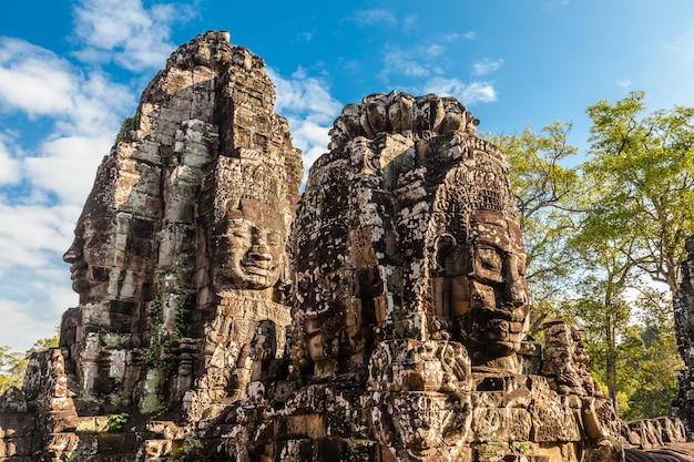 Cara antigua del castillo de Bayon en el cielo azul.