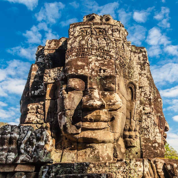 Cara antigua del castillo de Bayon en el cielo azul.