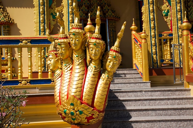 Cara antigua de humano en naga de Himmapan criatura animal del bosque legendario de Himavanta en la escalera de la sala de ordenación de ubosot para la visita de viaje de los tailandeses en el templo de Wat Toom o Tum en Ayutthaya Tailandia