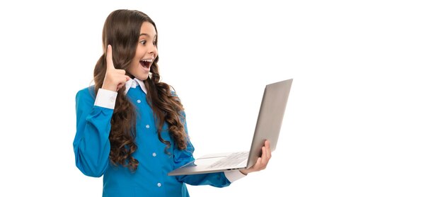 Cara asombrada de una adolescente que sostiene una computadora inspirada en la idea aislada en la educación blanca de una niña escolar