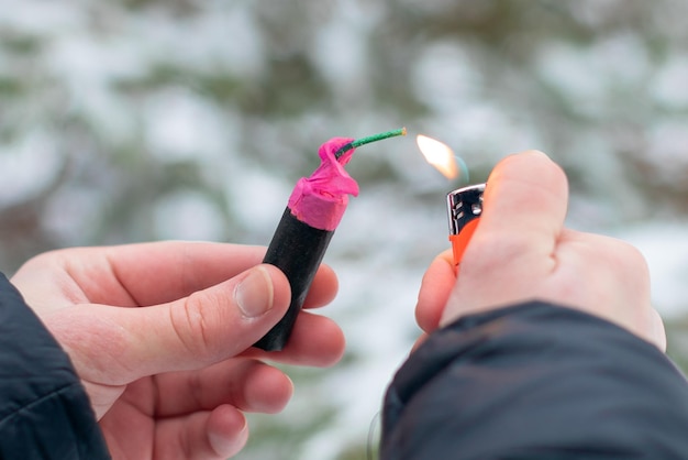 Cara ateia fogo ao flash de fogos de artifício ao ar livre