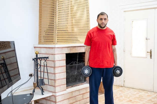 Cara atlético treinando duro em sua casa