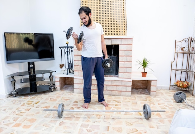 Cara atlético treinando duro em sua casa