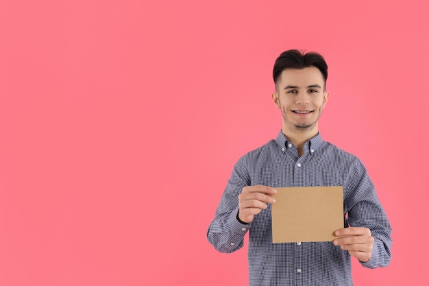 Cara atraente com espaço para texto em fundo rosa