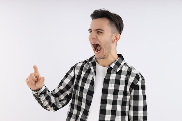 Cara atraente em uma camisa com fundo branco