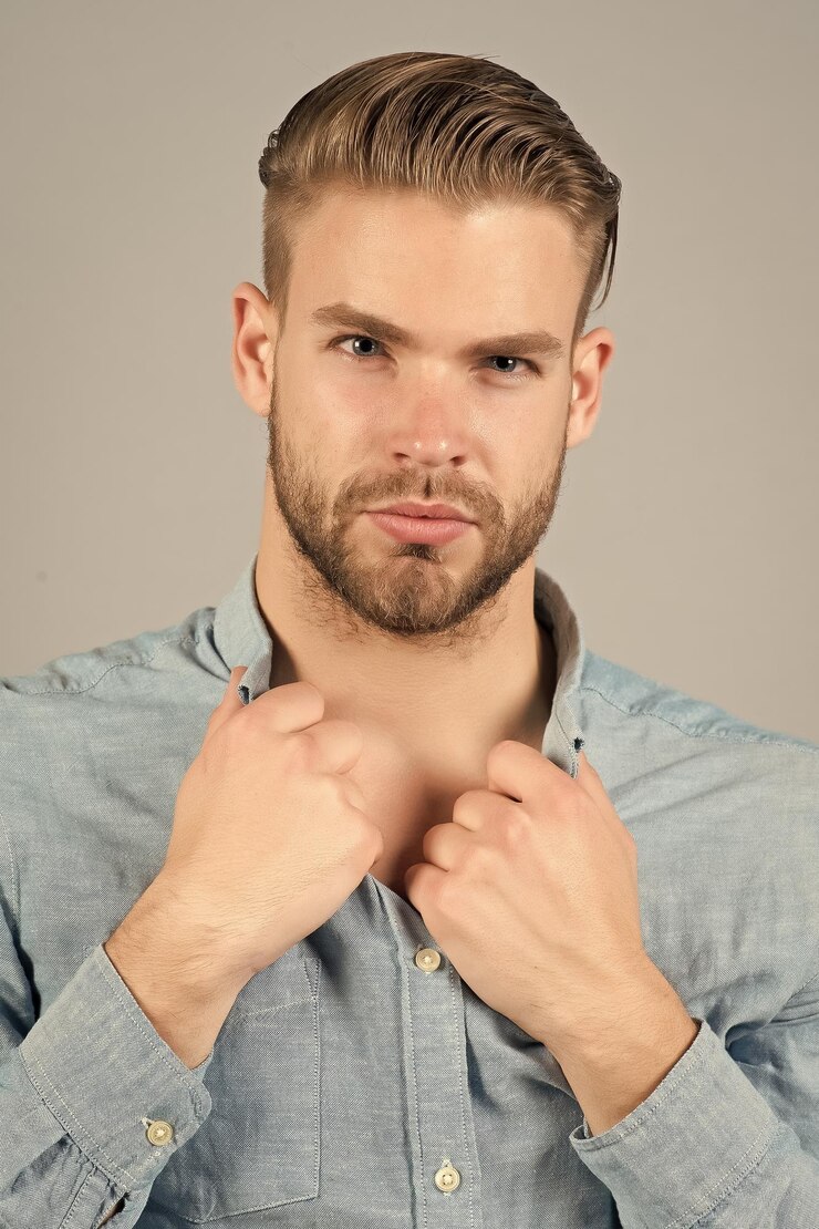 Foto cara barbudo, cabelo estiloso, corte de cabelo, segure a gola da camisa