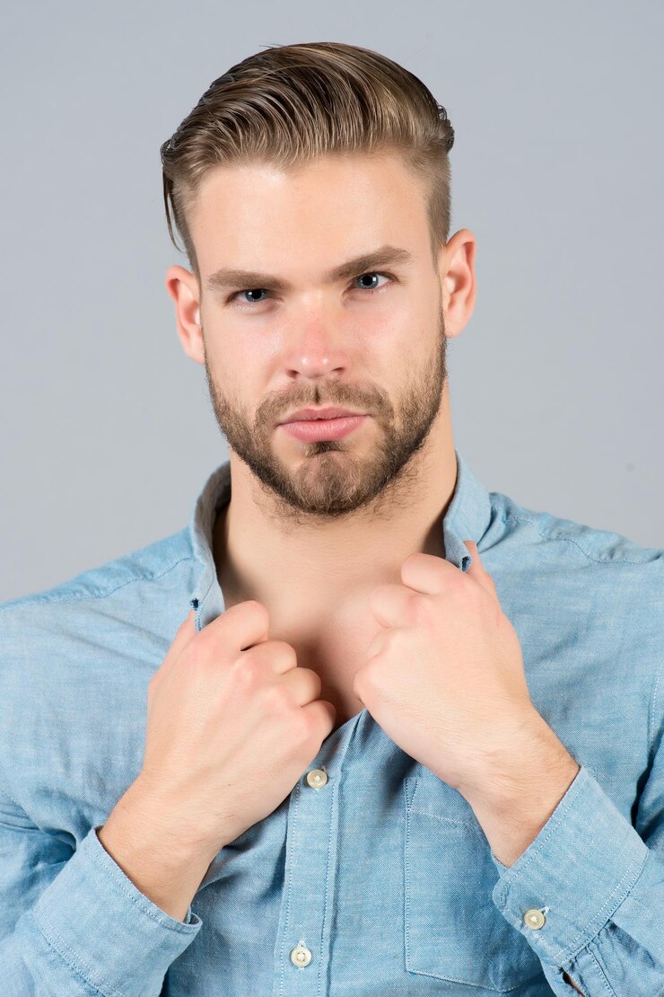 Foto cara barbudo, cabelo estiloso, corte de cabelo, segure a gola da camisa