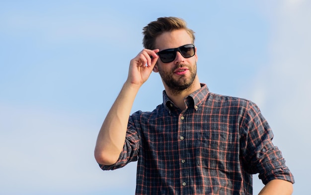 Cara barbudo estilo casual homem sexy fundo do céu homens beleza sexualidade estilo de moda masculino olhando muito na moda macho homem rosto não barbeado empresário em óculos homens reais confiança e carisma